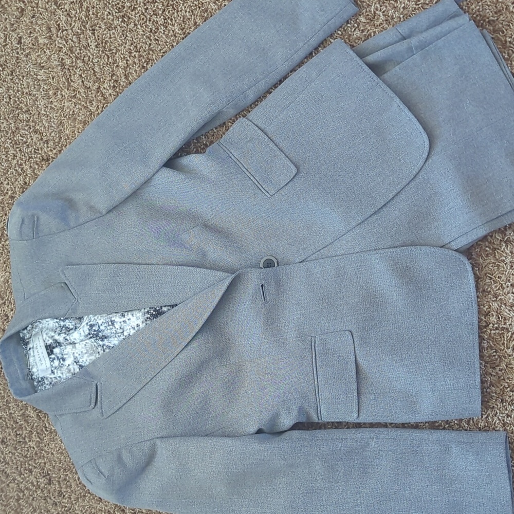 Tahari - Arthur Levine Two-piece business suit in gray size 6